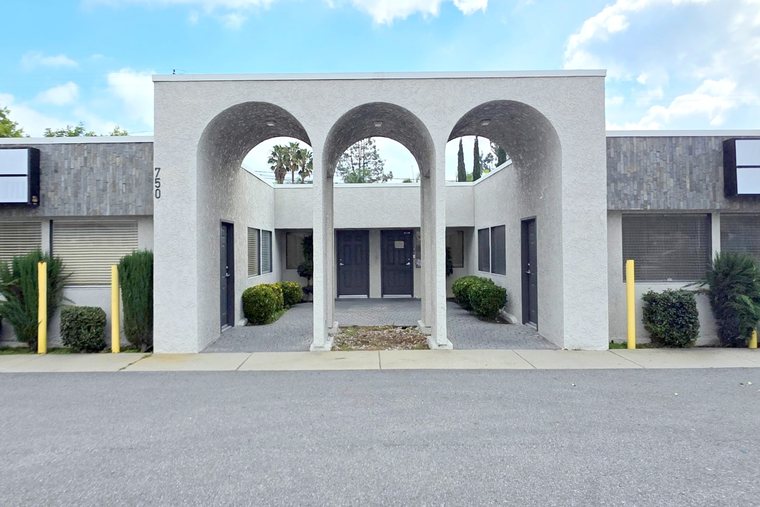 El edificio médico de una sola planta en 750 N Mountain Ave, Upland, con tres arcos blancos al frente
